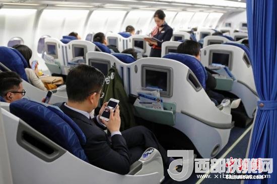 在東航MU5137航班上，旅客全程在飛行模式下可以使用手機(jī)。殷立勤 攝