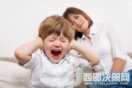 這時孩子可能會一直哭，甚至觀察父母的反應(yīng)。父母這時候可以讓他哭，哭累了自然就會停下，要讓孩子明白“鬧起來沒道理我不會心疼你”。