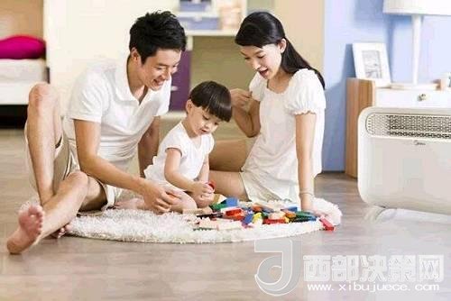 兒童時期，孩子好奇心強，喜歡“打破砂鍋問到底”、“探究性拆東西”、“自言自語做游戲”。這些聽似好笑，看似頑皮的言行舉止，恰恰就是孩子創(chuàng)造火花的閃現(xiàn)。心理學(xué)家鄧斯克認(rèn)為，小孩子在游戲中的“假裝”會大大促進他們的發(fā)散思維。