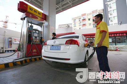 資料圖：山西太原，加油站工作人員正在給車輛加油?！堅?攝