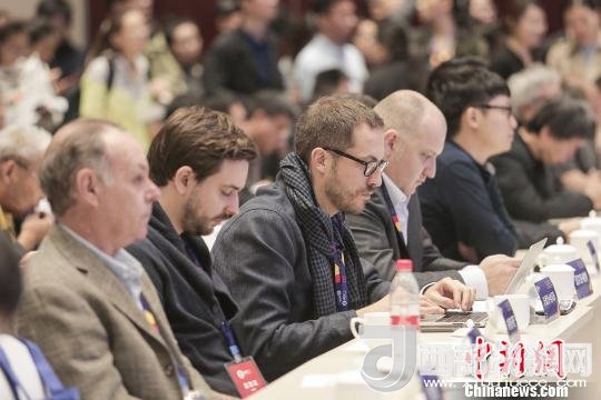 河北工業(yè)設(shè)計(jì)創(chuàng)新中心(以下簡稱HIDC)啟動(dòng)儀式暨“設(shè)計(jì)促轉(zhuǎn)型·創(chuàng)新贏未來”國際工業(yè)設(shè)計(jì)工作坊26日在河北省省會(huì)石家莊市舉行。圖為與會(huì)各國設(shè)計(jì)師?！⌒ば?攝