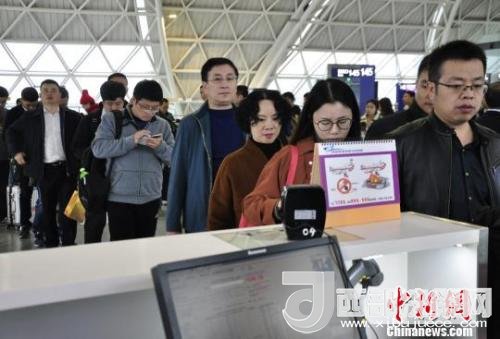 圖為旅客等待進入客艙?！慰∶?攝