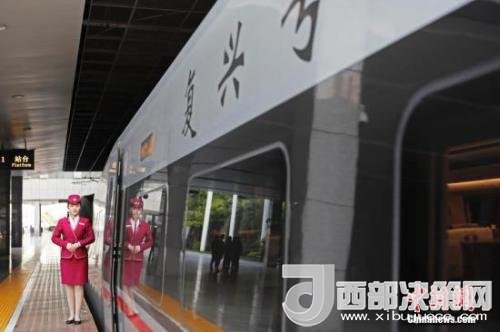 資料圖：4月10日，列車員在“復(fù)興號”列車旁迎接旅客的到來。 <a target='_blank'  data-cke-saved- >中新社</a>記者 殷立勤 攝