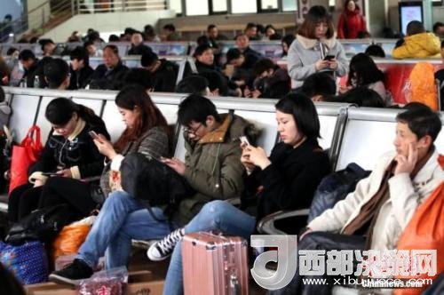資料圖：移動(dòng)互聯(lián)網(wǎng)時(shí)代，旅客都拿著手機(jī)打發(fā)時(shí)間。<a target='_blank' >中新社</a>記者 王中舉 攝
