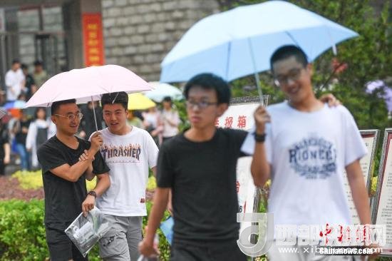 資料圖：6月8日，山西太原，考生打傘走出考場。當日，全國部分地區(qū)2018年高考結(jié)束。 <a target='_blank'  data-cke-saved- >中新社</a>記者 武俊杰 攝