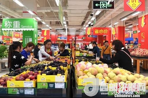 資料圖：民眾在超市選購(gòu)水果。<a target='_blank'  data-cke-saved- >中新社</a>記者 俞靖 攝