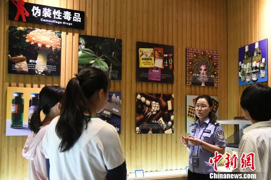 山西省司法行政戒毒系統(tǒng)積極面向社會(huì)開展禁毒警示教育?！　　⊥踅ㄜ?攝