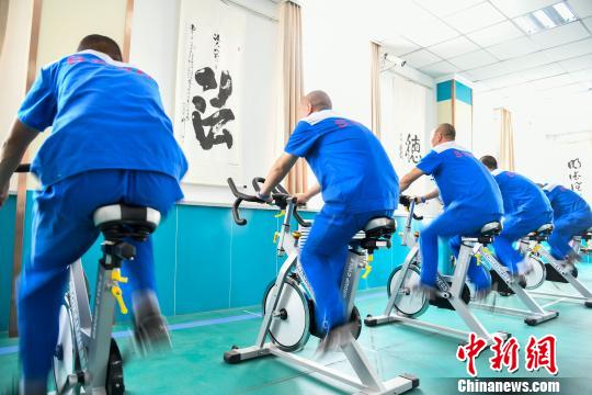 山西省戒毒人員正在進(jìn)行身體鍛煉?！⊥踅ㄜ?攝