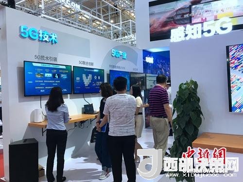資料圖：普通消費者在參觀5G技術(shù)展示。<a target='_blank'  data-cke-saved-  >中新網(wǎng)</a> 吳濤 攝