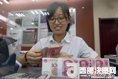 7月5日，山西太原一銀行工作人員正在清點貨幣。人民幣對美元匯率中間價在經(jīng)歷了過去11個交易中的10次下調(diào)后終于迎來大漲。5日，中國外匯交易中心公布人民幣對美元匯率中間價報6.6180，較前一交易日大幅上調(diào)415個基點，創(chuàng)下自2017年10月11日以來的最大升幅。<a target='_blank' >中新社</a>記者 張云 攝