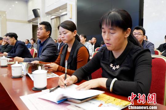圖為與會(huì)嘉賓聆聽專家演講。　李雋 攝