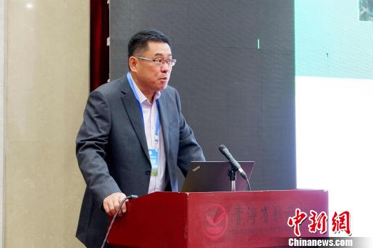 圖為青海省農(nóng)林科學(xué)院副院長、國家大麥青稞產(chǎn)業(yè)技術(shù)體系崗位科學(xué)家遲德釗正在發(fā)言。　李雋 攝