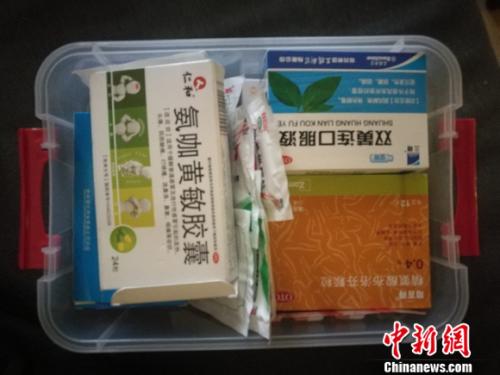 圖為家里的藥盒。 謝藝觀 攝