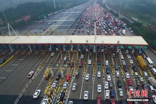 資料圖：車輛通過收費站。<a target='_blank'  data-cke-saved- ><p  align=