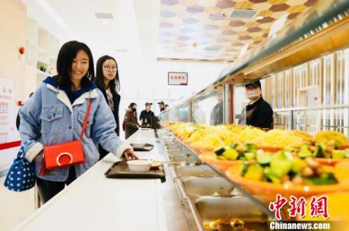 　資料圖：消費(fèi)者在餐廳就餐?！惴?攝