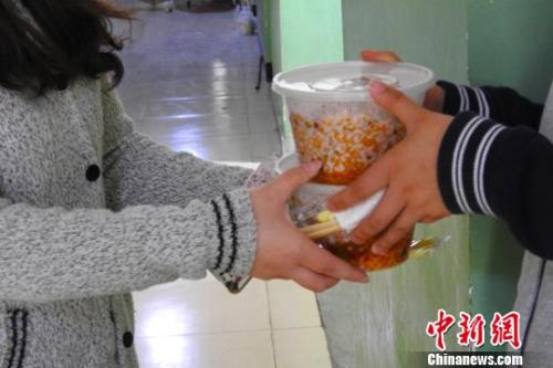 外賣配送員將外賣送到學(xué)生宿舍。受訪者供圖