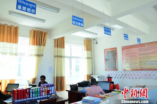 圖為塔秀村的便民服務(wù)大廳?！◆?shù)り?yáng) 攝