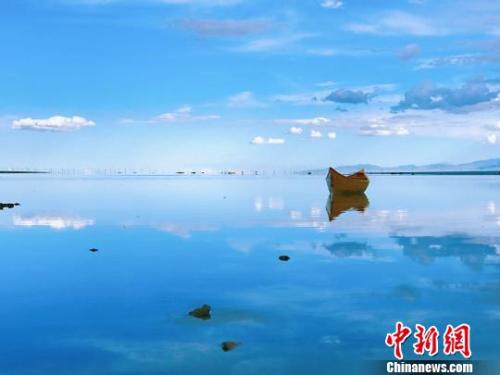 資料圖：“天空之鏡”茶卡鹽湖。　張坤　攝