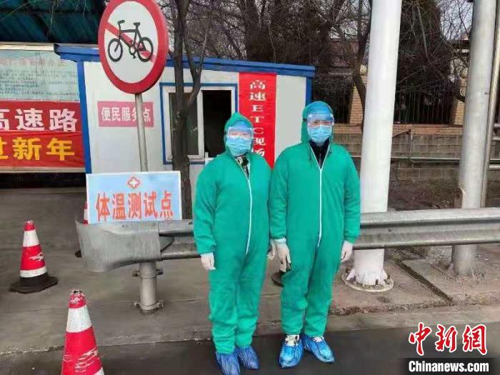 鄉(xiāng)鎮(zhèn)衛(wèi)生院和社區(qū)衛(wèi)生中心工作人員排查發(fā)熱患者。　介休市醫(yī)療集團(tuán)供圖 攝