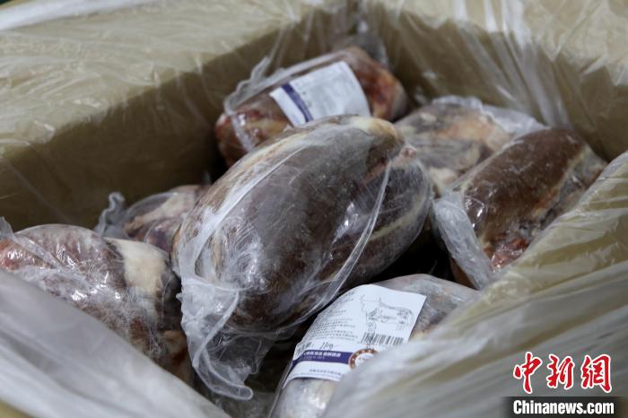 當(dāng)雄縣援鄂物資中的牦牛肉，圖中的為腱子肉，是牦牛肉中的“極品”?！‘?dāng)雄縣 供圖 攝