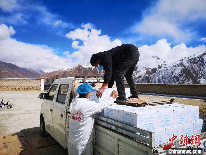 圖為工作人員搬運物資。堆龍德慶區(qū)宣傳部供圖