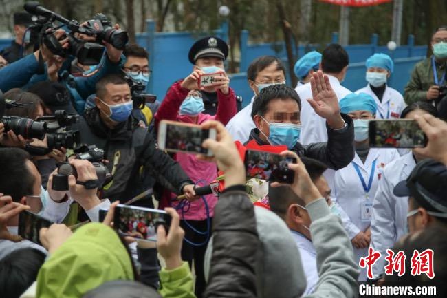 圖為貴州省最后一名新冠肺炎確診患者從貴州省將軍山醫(yī)院出院，患者與眾人揮手告別?！■暮陚?攝