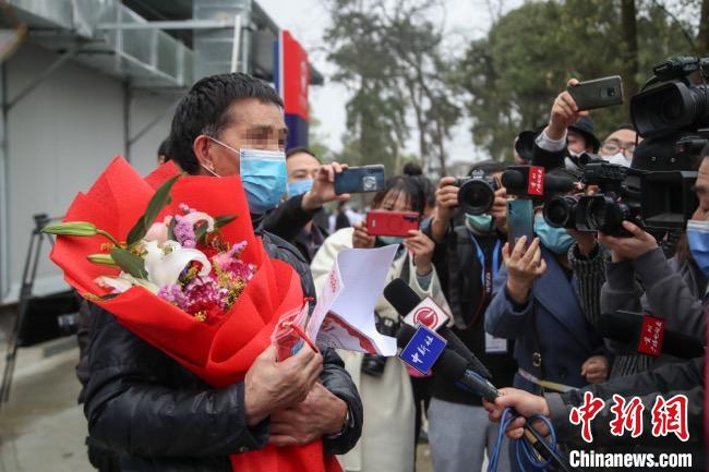 圖為貴州省最后一名新冠肺炎確診患者從貴州省將軍山醫(yī)院出院，患者接受媒體采訪?！■暮陚?攝