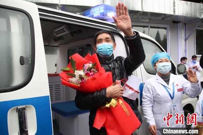 圖為貴州省最后一名新冠肺炎確診患者從貴州省將軍山醫(yī)院出院，患者與眾人揮手告別。　瞿宏倫 攝
