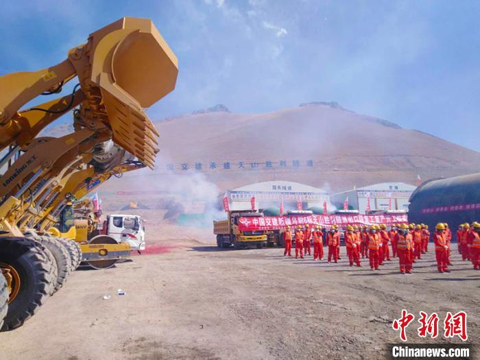 備受國內(nèi)外關(guān)注的G0711線烏魯木齊至尉犁高速公路建設(shè)項(xiàng)目天山勝利隧道復(fù)工“進(jìn)行時(shí)”?！￡悇︼w 攝