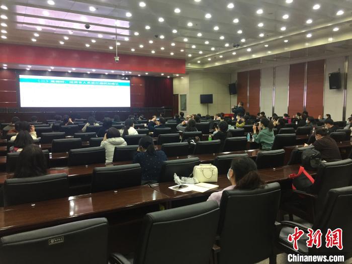山西選派554名疫情防控指導(dǎo)員駐校指導(dǎo)高三年級(jí)開學(xué)疫情防控?！「呷鸱?攝