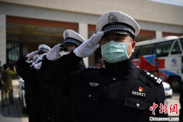 圖為交警們向醫(yī)療隊敬禮?！】灯?攝