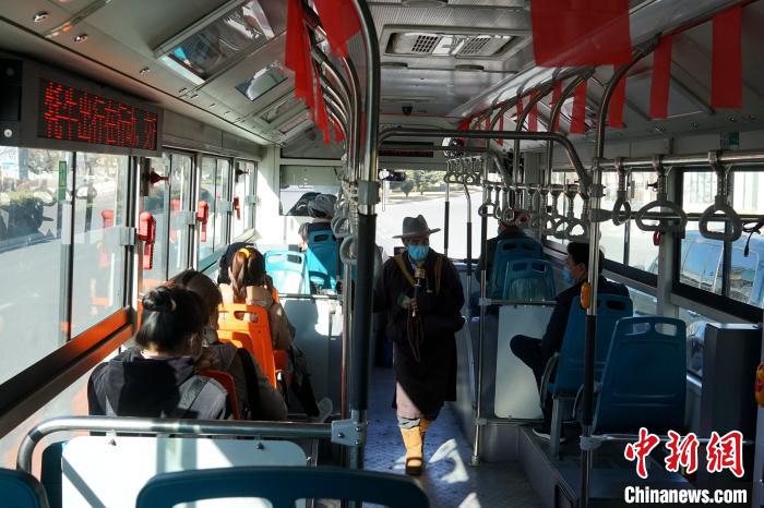 拉薩市民生活如常，圖為民眾戴口罩乘坐公交車?！〗w波 攝