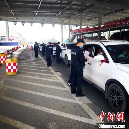 圖為云南一邊境檢查站防控疫情同時(shí)嚴(yán)防境外毒品滲透?！≡颇鲜」矎d供圖 攝