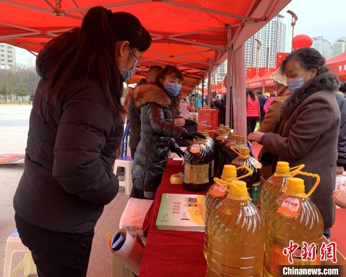 圖為市民們正在采購商品?！O睿 攝