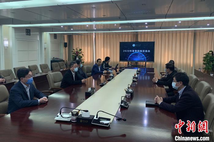 寧夏大學(xué)2020年春季首場(chǎng)綜合類“網(wǎng)絡(luò)雙選會(huì)”現(xiàn)場(chǎng)?！±钆迳?攝