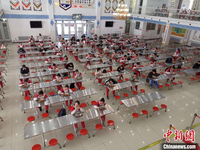 圖為學(xué)生們在食堂就餐?！鯆I娜 攝