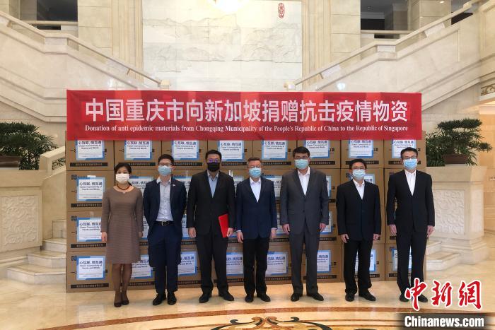 圖為捐贈方與接收方代表合影留念?！⑾嗔?攝