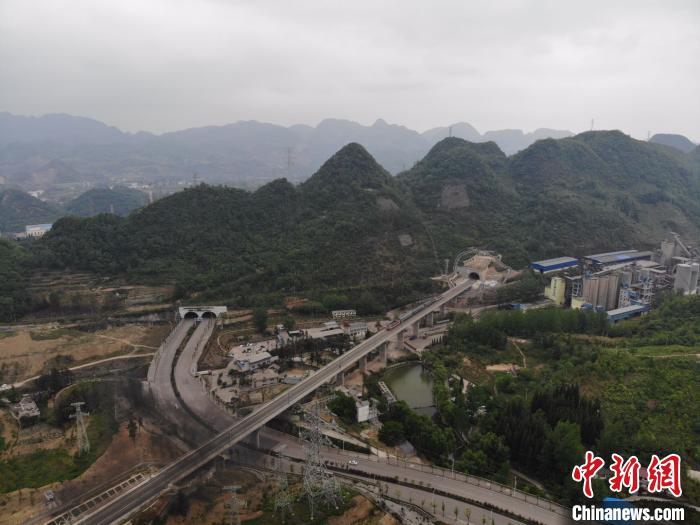 貴州省首條城際高速鐵路——安六鐵路開始聯(lián)調聯(lián)試。中國鐵路成都局集團公司供圖