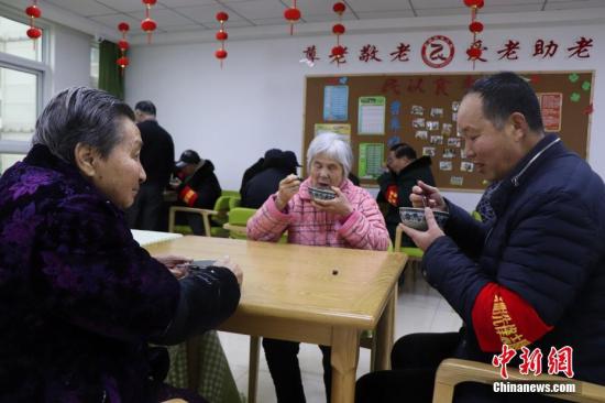 1月13日，志愿者為社區(qū)養(yǎng)老院送臘八粥。當日是中國傳統(tǒng)臘八節(jié)，安徽省合肥市濱湖欣園社區(qū)志愿者為社區(qū)養(yǎng)老院送去臘八粥、慰問品和節(jié)日的祝福。<a target='_blank'  data-cke-saved- >中新社</a>發(fā) 余秀娟 攝