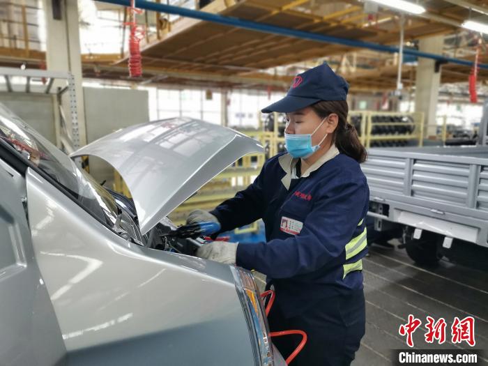 在滿足國(guó)外市場(chǎng)供應(yīng)的同時(shí)，成功汽車(chē)也緊盯國(guó)內(nèi)市場(chǎng)，拓渠道保銷(xiāo)量?！「唢w 攝