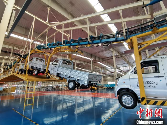 成功汽車(chē)是山西省重點(diǎn)轉(zhuǎn)型項(xiàng)目，擁有國(guó)內(nèi)先進(jìn)的零部件、發(fā)動(dòng)機(jī)整機(jī)自動(dòng)裝配和發(fā)動(dòng)機(jī)生產(chǎn)線、實(shí)驗(yàn)線，還有國(guó)際一流的工業(yè)機(jī)器人。　高飛 攝