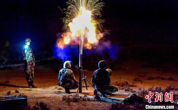 演練中偵察兵在夜間利用迫擊炮摧毀敵輕型裝甲。　郭東東 攝