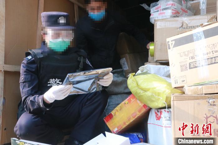 圖為勐康邊檢站民警在對快遞運(yùn)輸車輛進(jìn)行例行檢查?！钐?攝