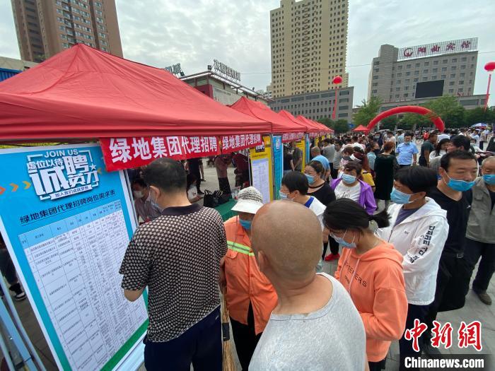 一些知名企業(yè)展臺(tái)前，投遞簡(jiǎn)歷、咨詢就業(yè)的人絡(luò)繹不絕?！∏愊?攝