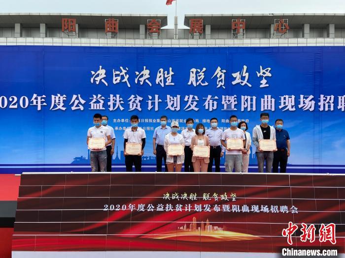 在現(xiàn)場(chǎng)，綠地集團(tuán)與困難就業(yè)群體就業(yè)代表簽署勞務(wù)合同，并為首批6名就業(yè)代表頒發(fā)上崗證書?！∏愊?攝