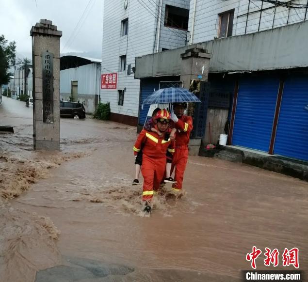 圖為消防救援人員營救被困民眾。　重慶萬州區(qū)委宣傳部供圖 攝