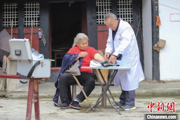資料圖，貴州村醫(yī)給村民看病?！■暮陚?攝