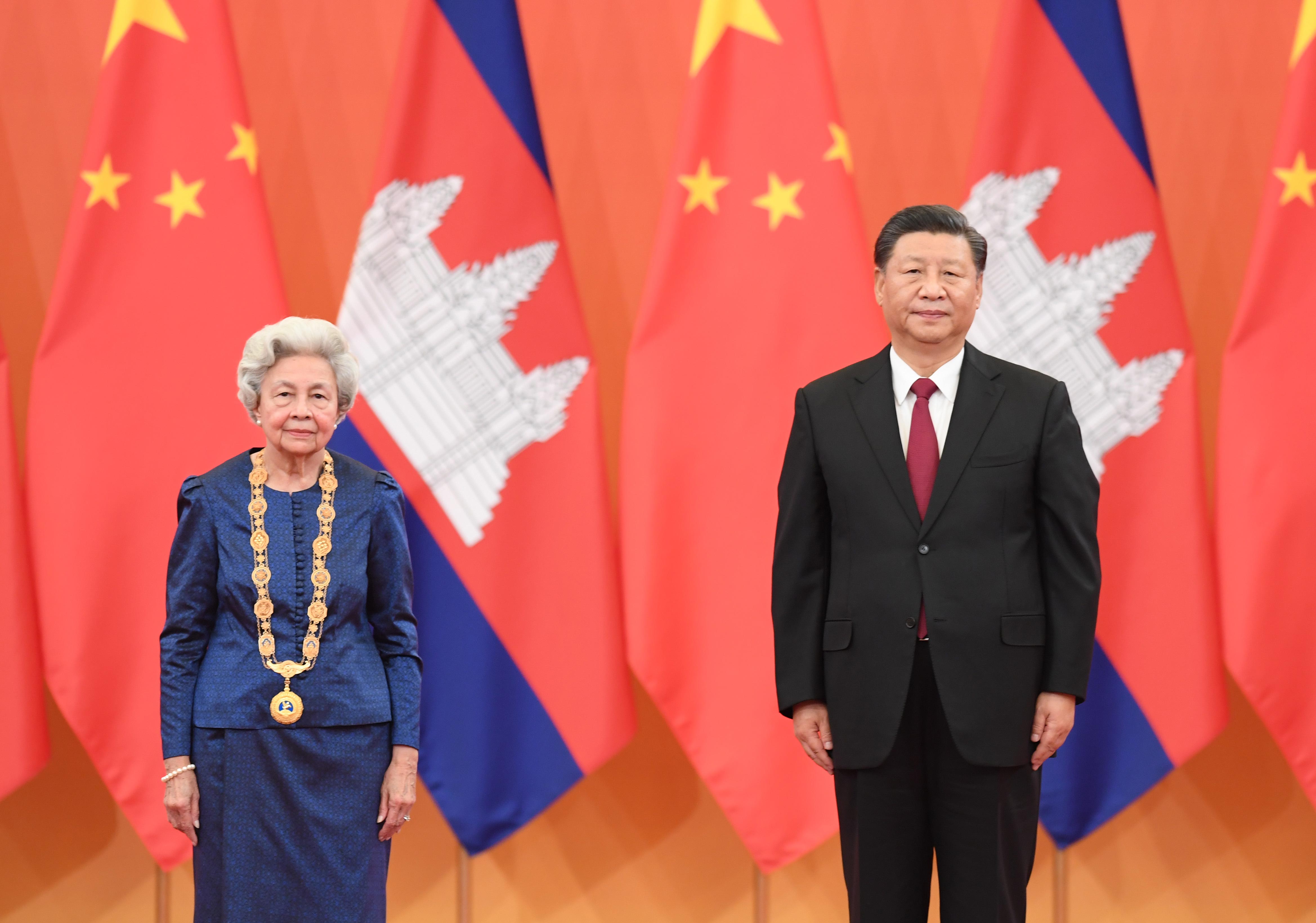 11月6日，國家主席習近平在北京人民大會堂為柬埔寨太后莫尼列舉行中華人民共和國“友誼勛章”頒授儀式。