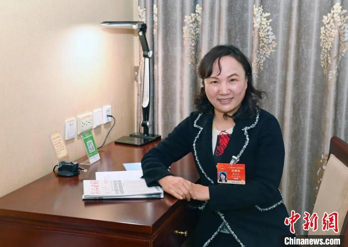全國人大代表，浙江省臺州市椒江區(qū)大陳實驗學校校長、黨支部書記翁麗芬 蔡榮章 攝