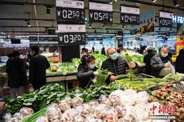 資料圖：民眾在超市采購商品。<a target='_blank'  data-cke-saved- >中新社</a>記者 侯宇 攝